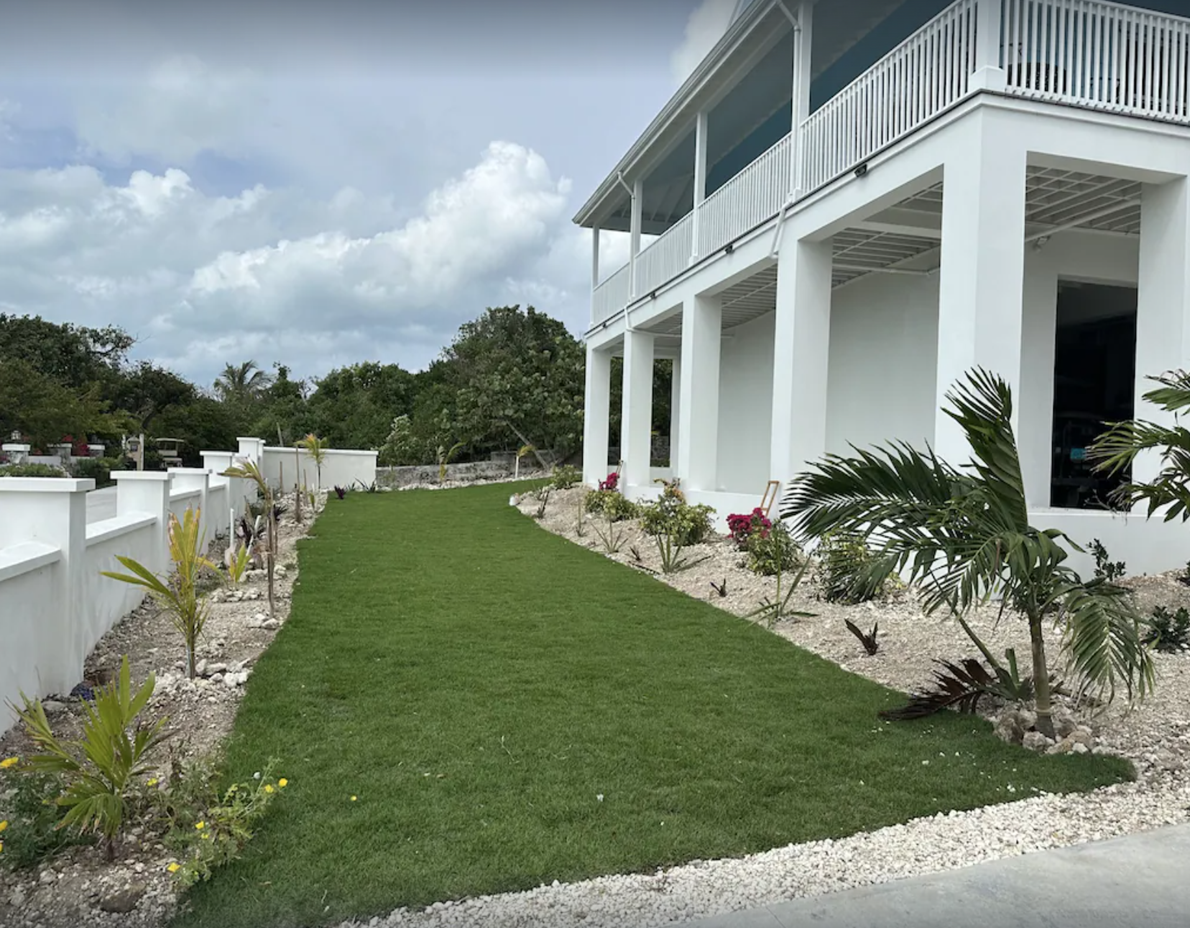 Tahiti Time Driveway View